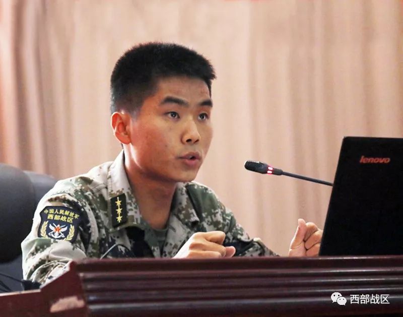 笔者在西部战区某团新兵营礼堂看到,教导队教员张蕴含以自己回家探亲