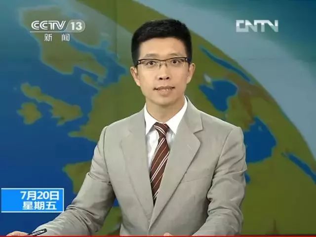 2013年他主持《共同关注》时,还因为太过淡定小火了一把.