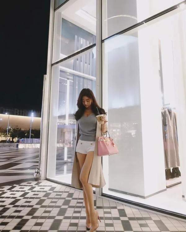 此前美照:最后分享下妹子的ins账号(___angevivi),喜欢的绅士可以自行