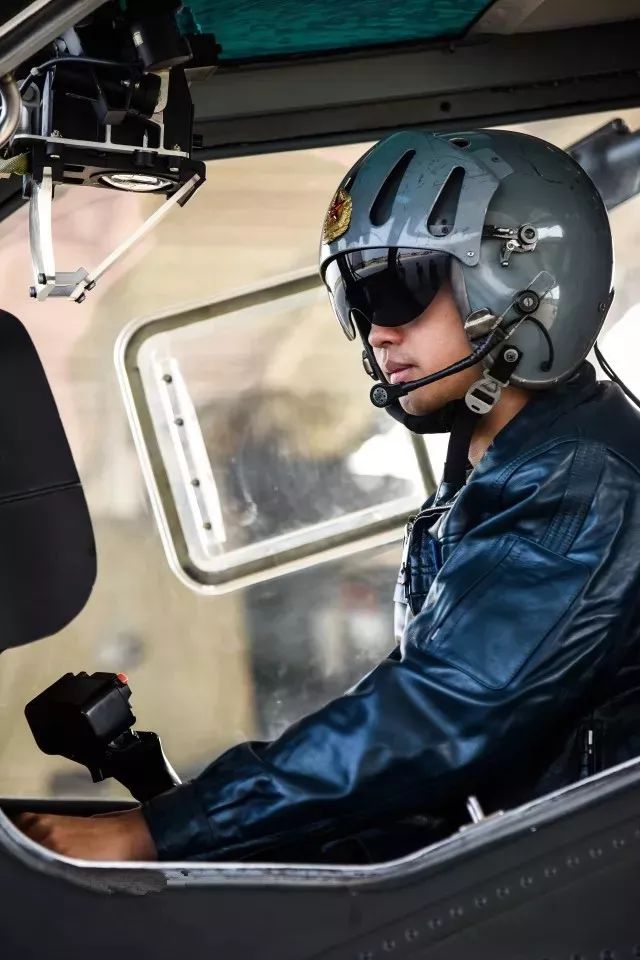 成为中国陆航史上第一个成功处置双发停车特情的飞行员,创造了陆航史