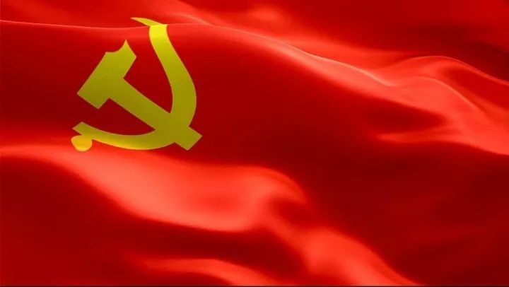 10月18日,正值党的十九大在京召开,一则飘扬着鲜红党旗的微信在官兵