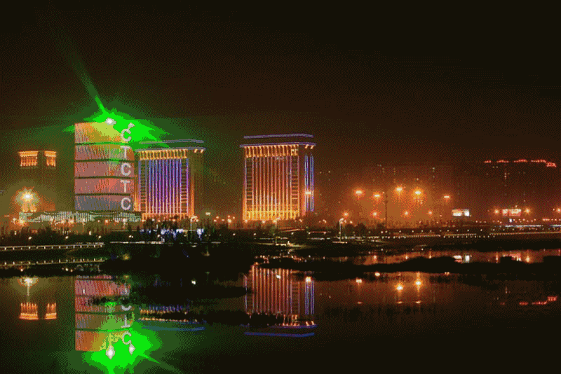 一个人漫步在灯火阑珊的太原你有没有试过当霓虹闪烁当夜幕降临太原