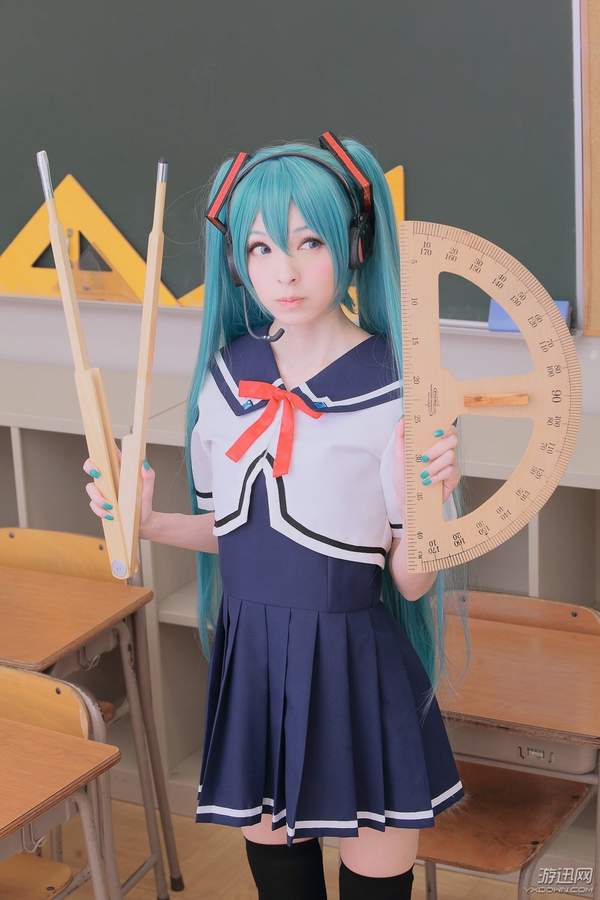 岛国萌妹cos初音未来校服装绝对领域引人遐想