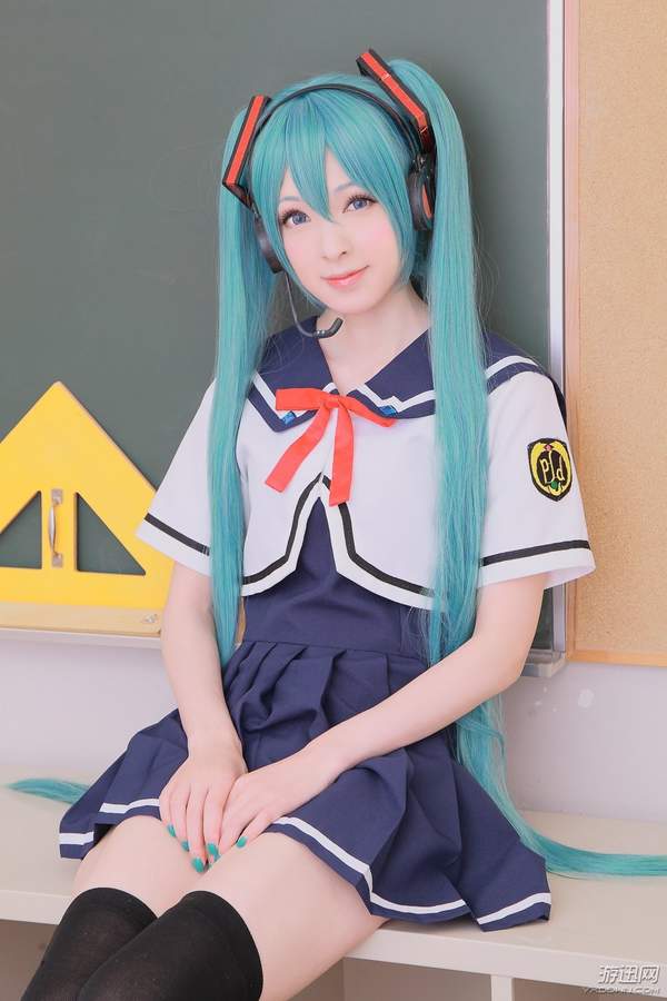 岛国萌妹cos初音未来校服装绝对领域引人遐想