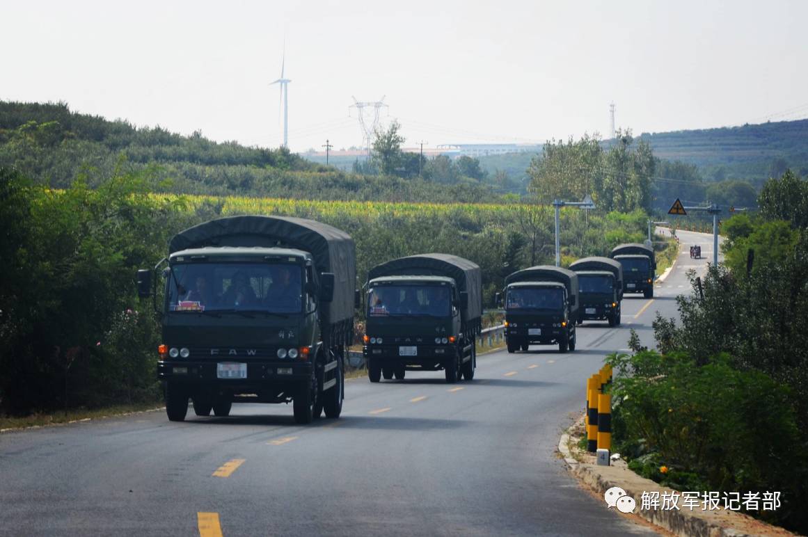 快看这里有群汽车兵驰骋万里练车技