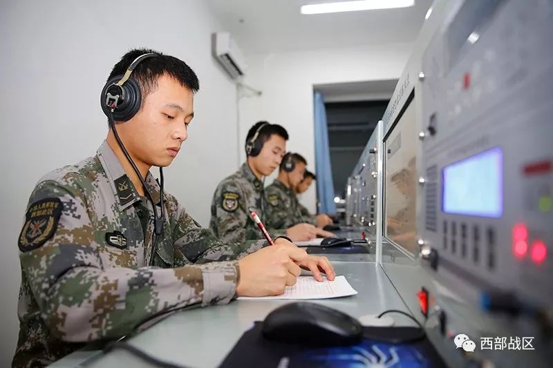 尽管室外风起云涌,报务兵仍能心如止水,从千万种干扰中听出有用的嘀嗒