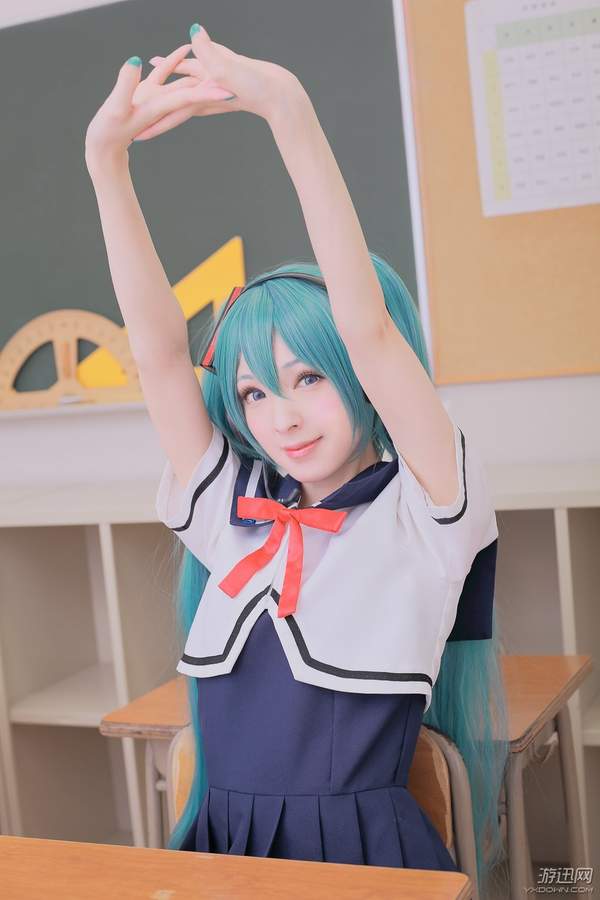 岛国萌妹cos初音未来校服装绝对领域引人遐想