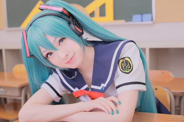 岛国萌妹cos初音未来校服装绝对领域引人遐想