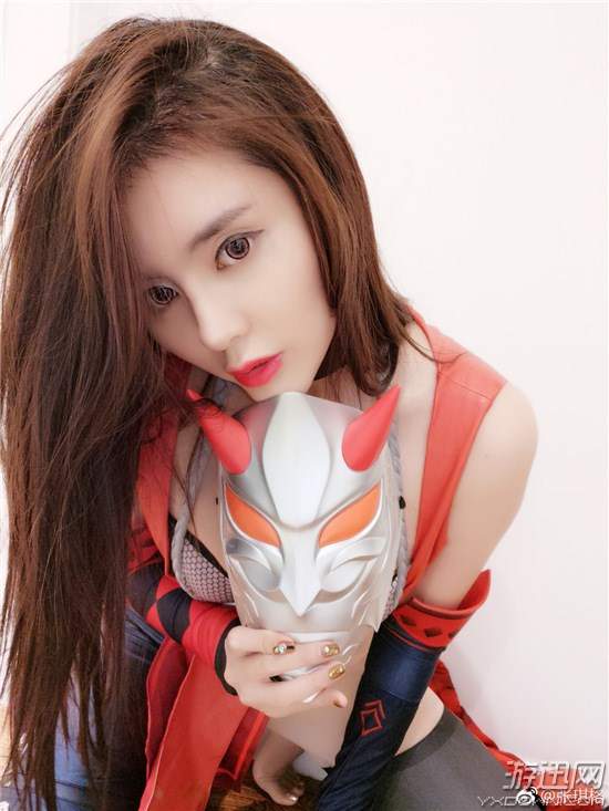 张琪格cos《王者荣耀》阿轲 网友惊呼:这是奶妈!(图)