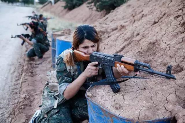 trieb曾冒着生命危险深入叙利亚战场,拍摄记录了数名女战士的故事
