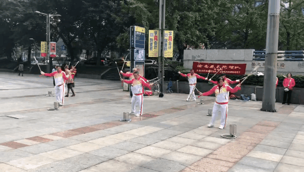 广场舞要尴尬了!重庆大爷大妈花式组团打陀螺