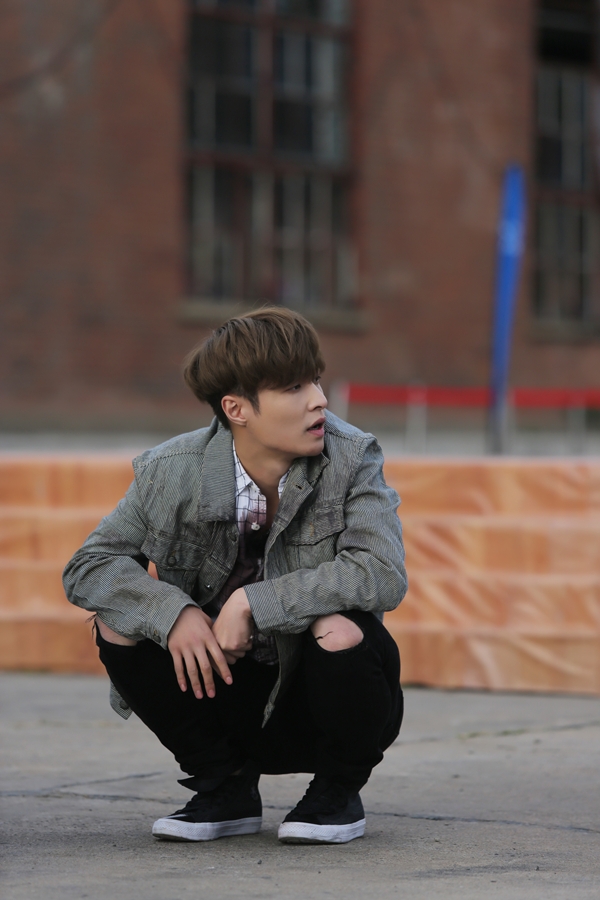 张艺兴穿校服体验父辈生活 做饭打工忙不停