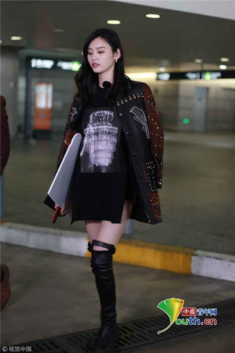 奚梦瑶身穿亮钻镶嵌皮夹克 平底过膝靴秀酷范儿