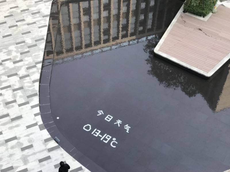 好有爱!小区保洁阿姨每天用石子水池中摆天气预报