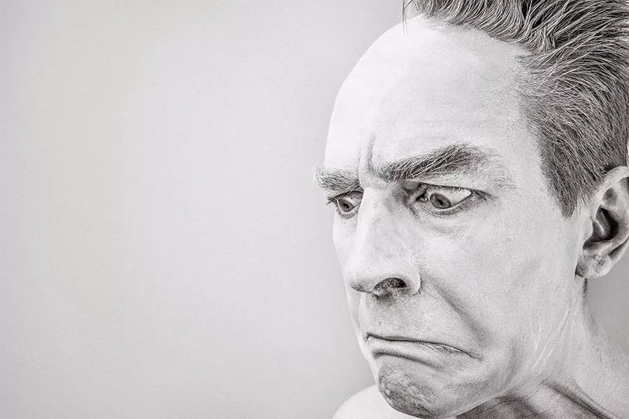 你轻视别人的样子,暴露了你的素养