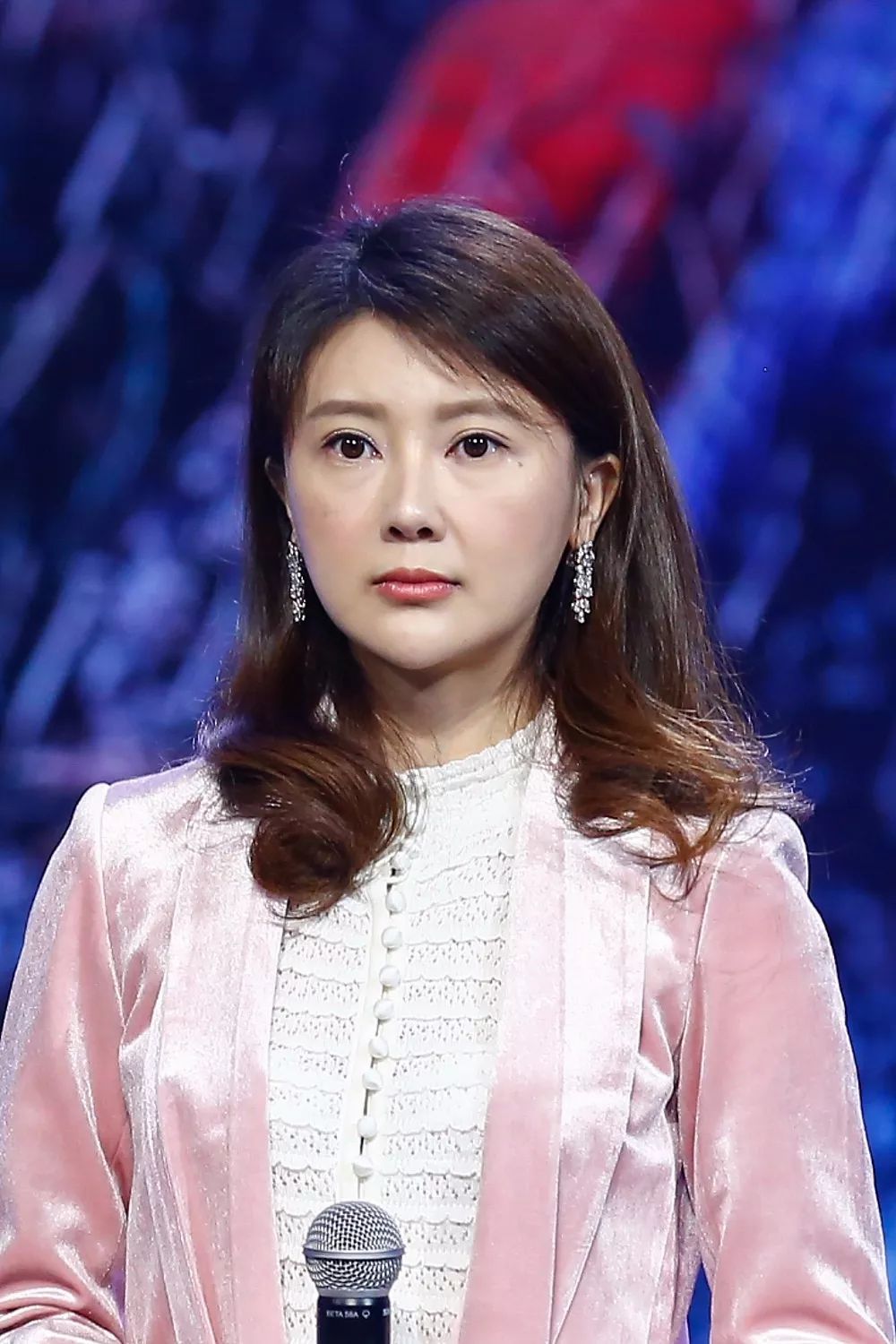 从420亿家财到刷卡只能刷2000,贾跃亭妻子甘薇这一年是怎么过的?