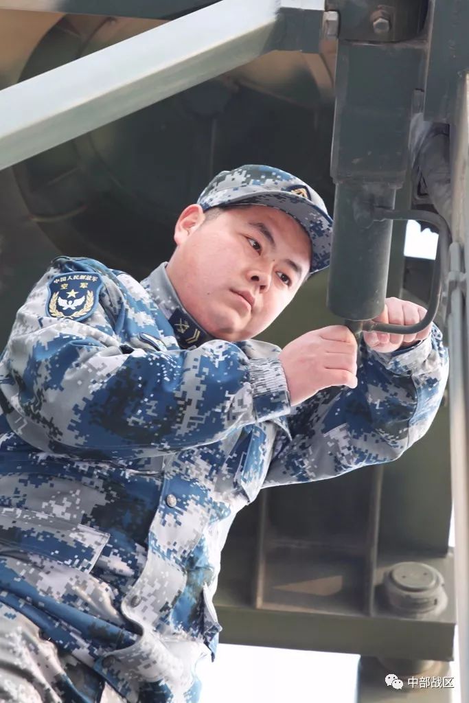 这个雷达兵有点神:他把屏幕看成人脸,一看就是14年