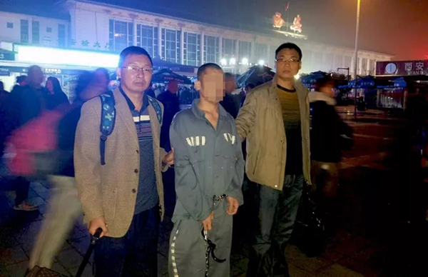 刚出监狱又被抓   10月27日,(湖南郴州)宜章县公安局民警远赴新疆,带