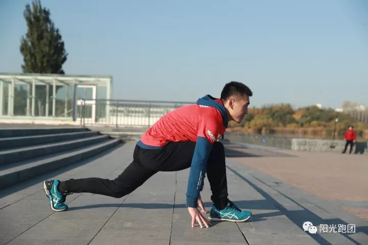 徒手硬拉动彭教练为大家讲解动作要领大家训练的都十分投入通过动态的