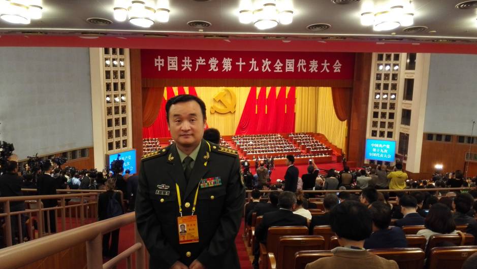 图为解放军报社记者费士廷参加大会采访报道时,在人民大会堂内留影.