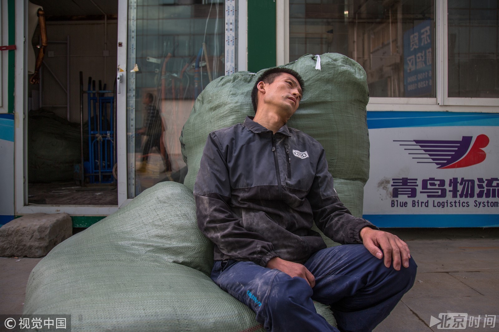 男子扛包攒钱救女累瘫偷偷吃馒头咸菜