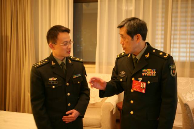 解放军报社记者杜康(左)在报道全国两会时,与计算机专家,全国人大代表