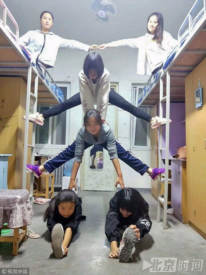 大学宿舍合照新姿势 简直是用生命在比拼"一字马"