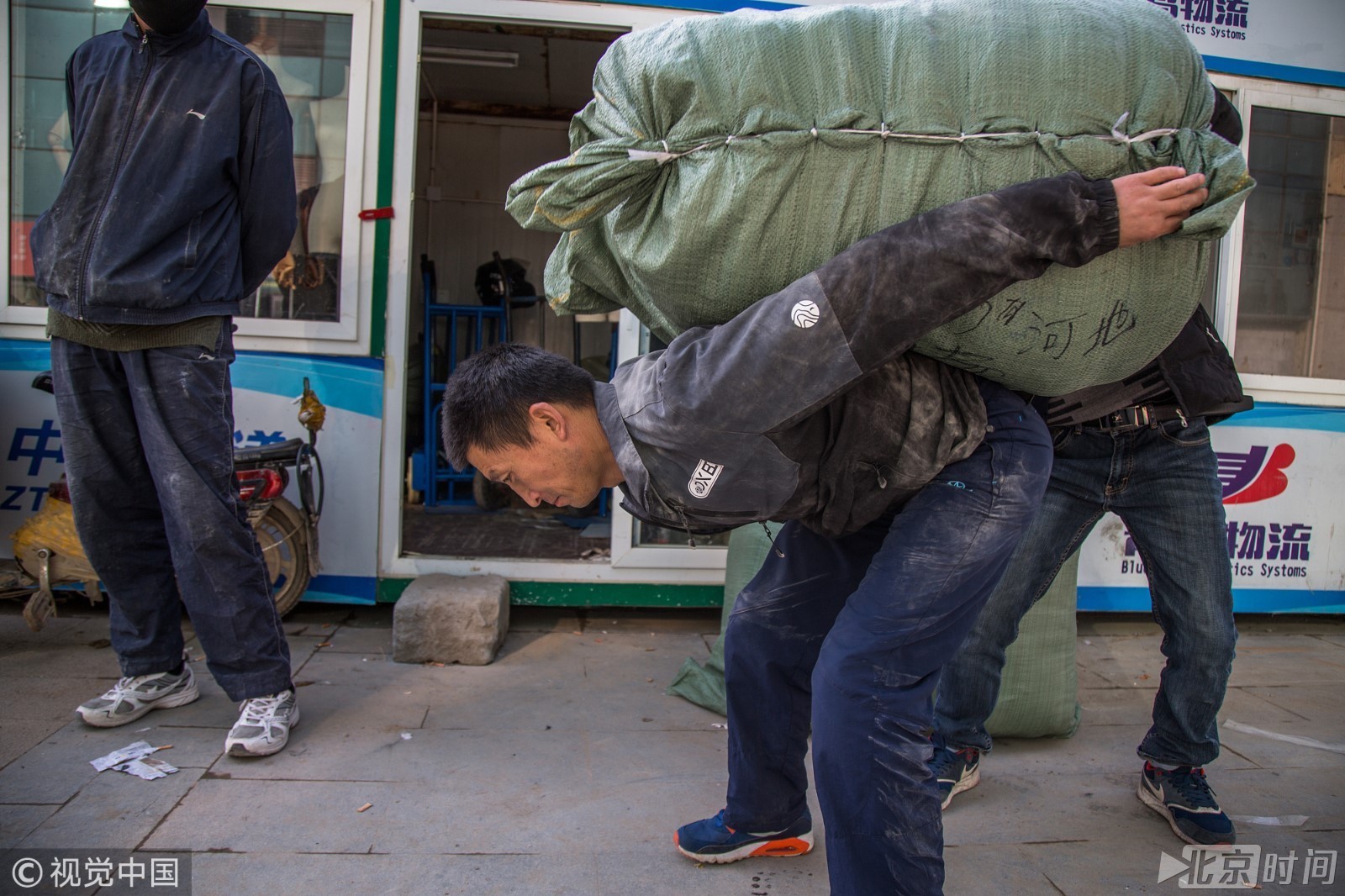 男子扛包攒钱救女累瘫偷偷吃馒头咸菜