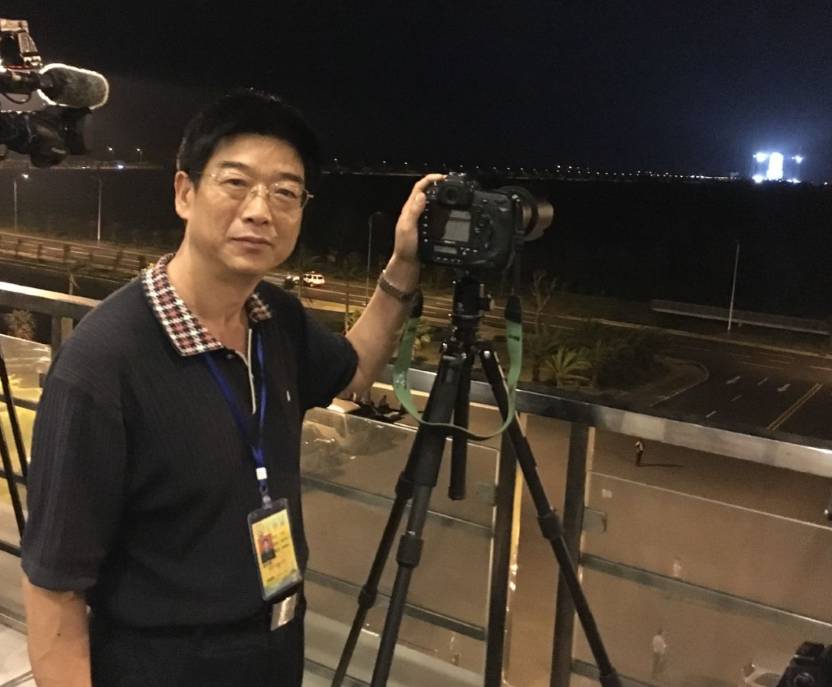 解放军报社记者王握文在海南航天发射场长征5号发射现场.