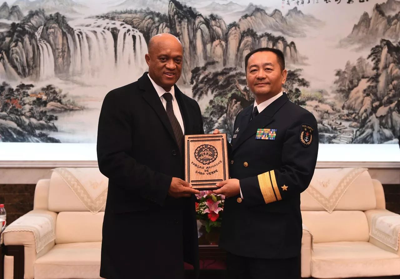 佛得角国防兼外交部长访问东海舰队某基地