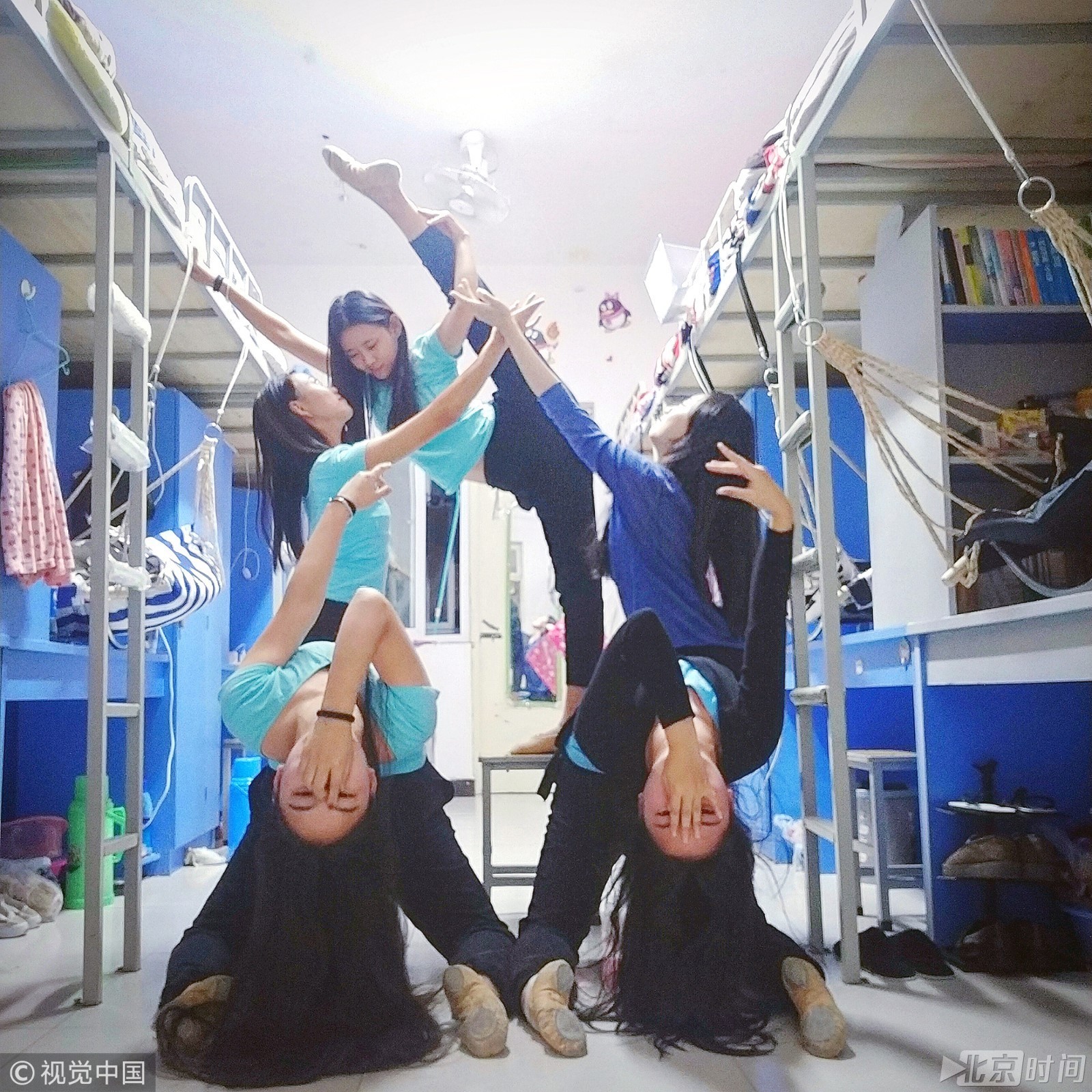 大学宿舍合照新姿势 简直是用生命在比拼"一字马"