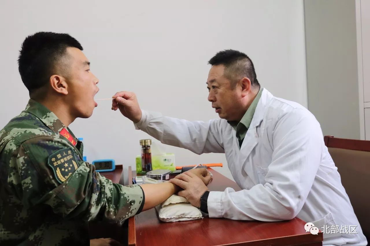 边防军医王峰练就银针除病绝活给部队义务巡诊19年他说甘愿为兵一辈子