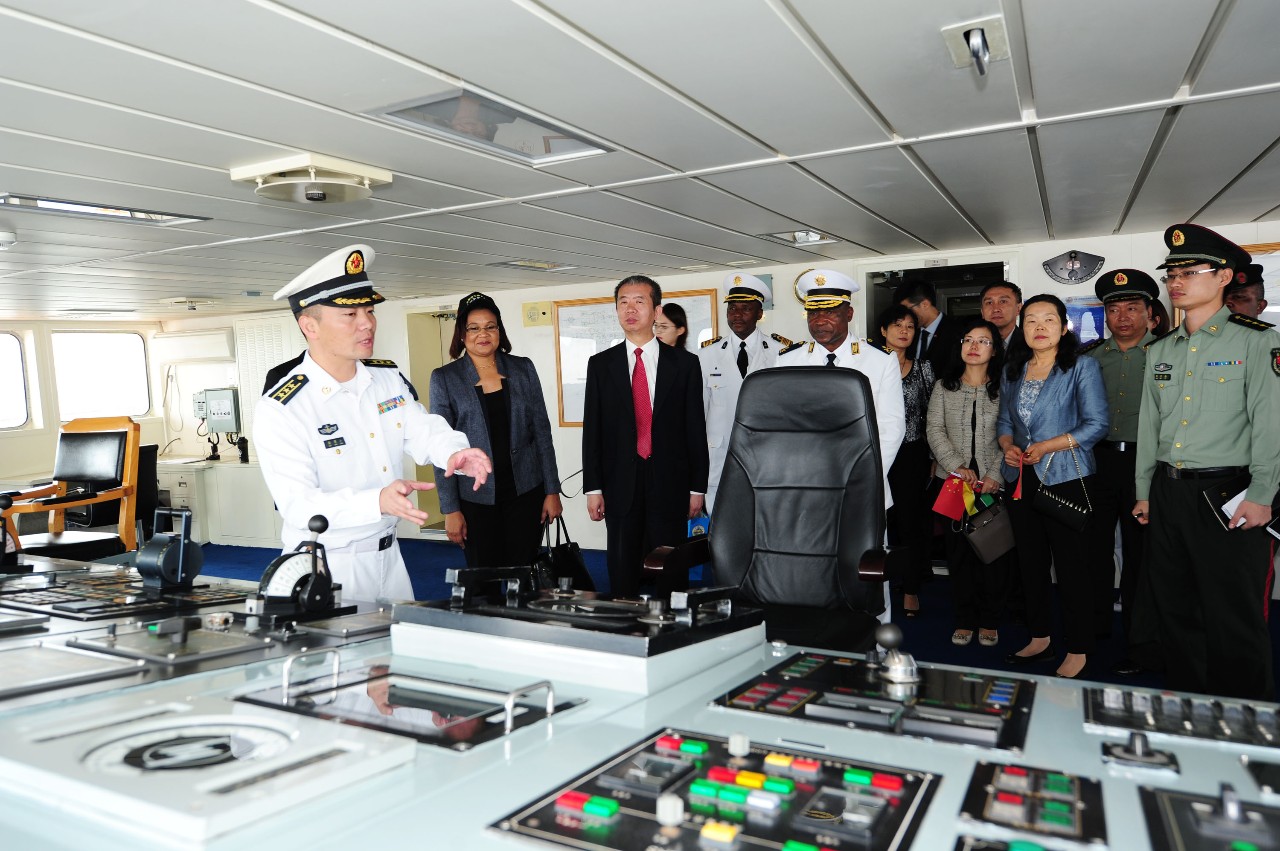 和平方舟医院船首访莫桑比克,500余人码头冒雨迎接