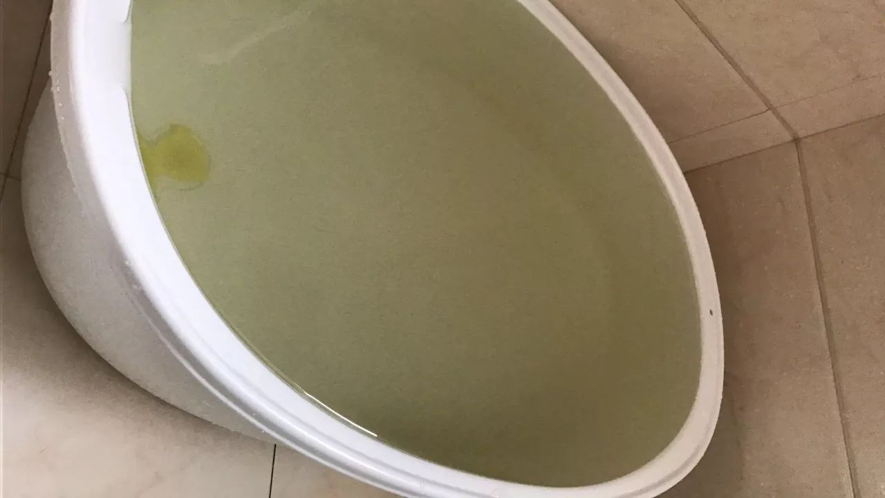 记者打开水龙头,发现水质清澈没有异味