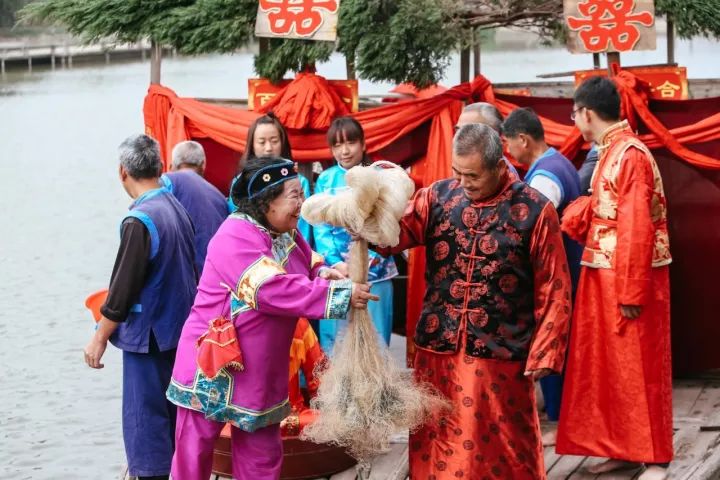 【不容易】小夫妻办了100次婚礼!