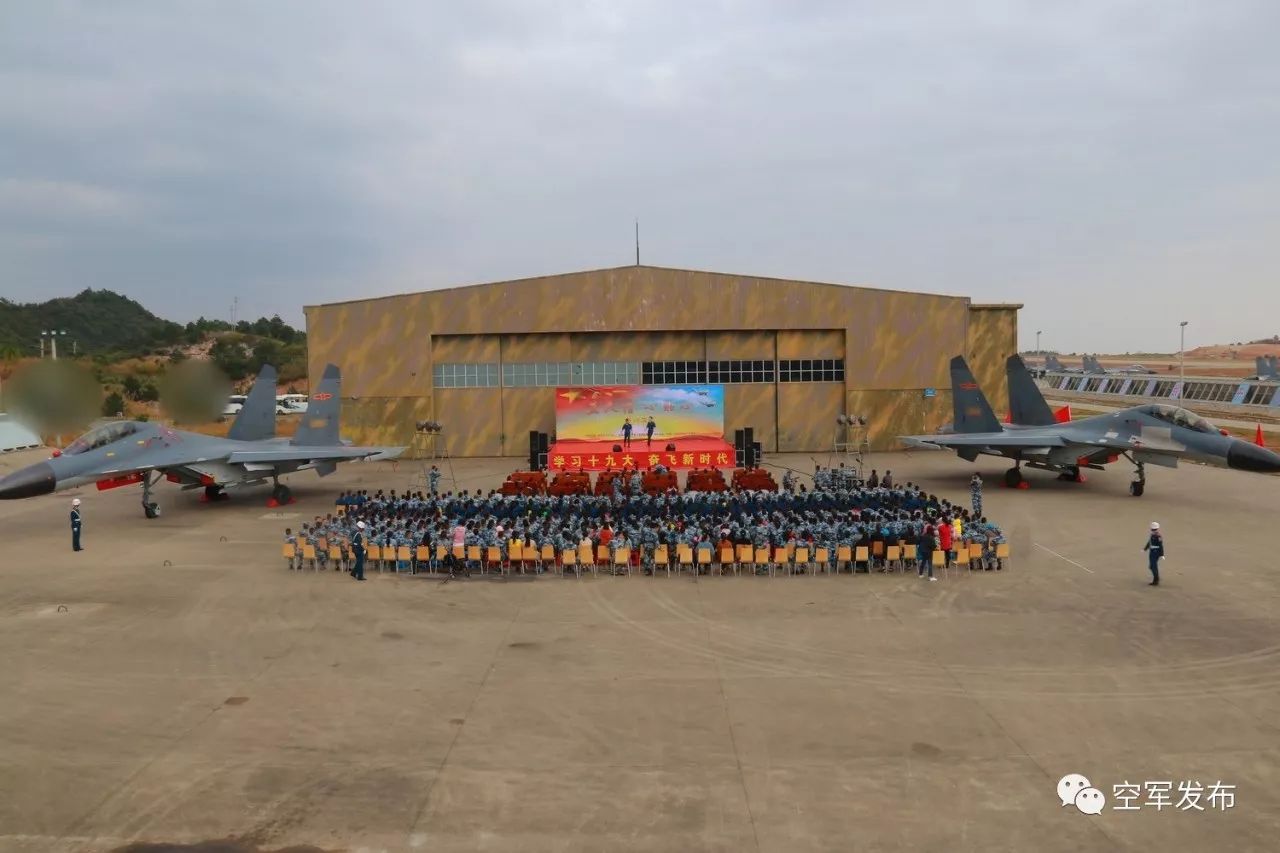 蓝天文艺轻骑兵深入东部战区空军某基地宣传十九大讴歌主旋律