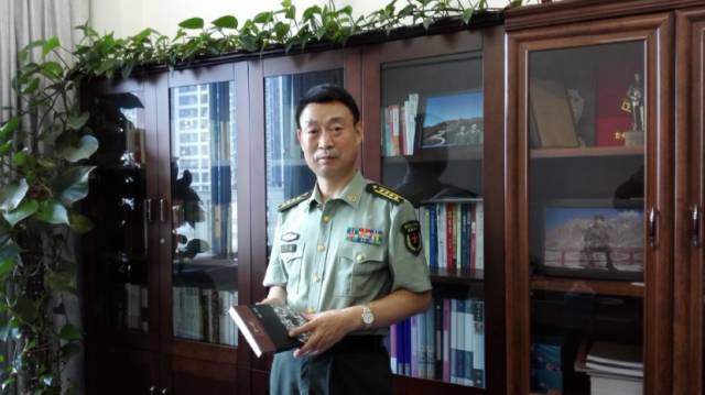 解放军报社记者王雁翔近照.