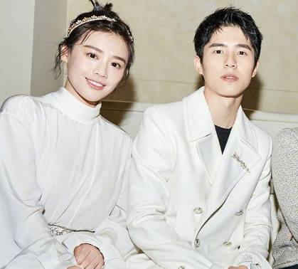 首先就要说说和刘昊然撞色的马思纯了,她的造型可和她名字一样纯,一身