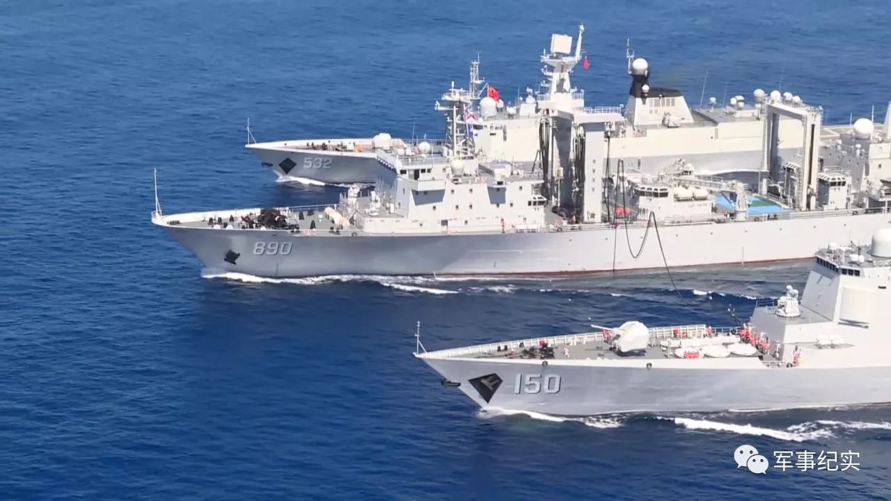 在西太平洋海域,综合补给舰巢湖舰成功对导弹驱逐舰长春舰和导弹护卫