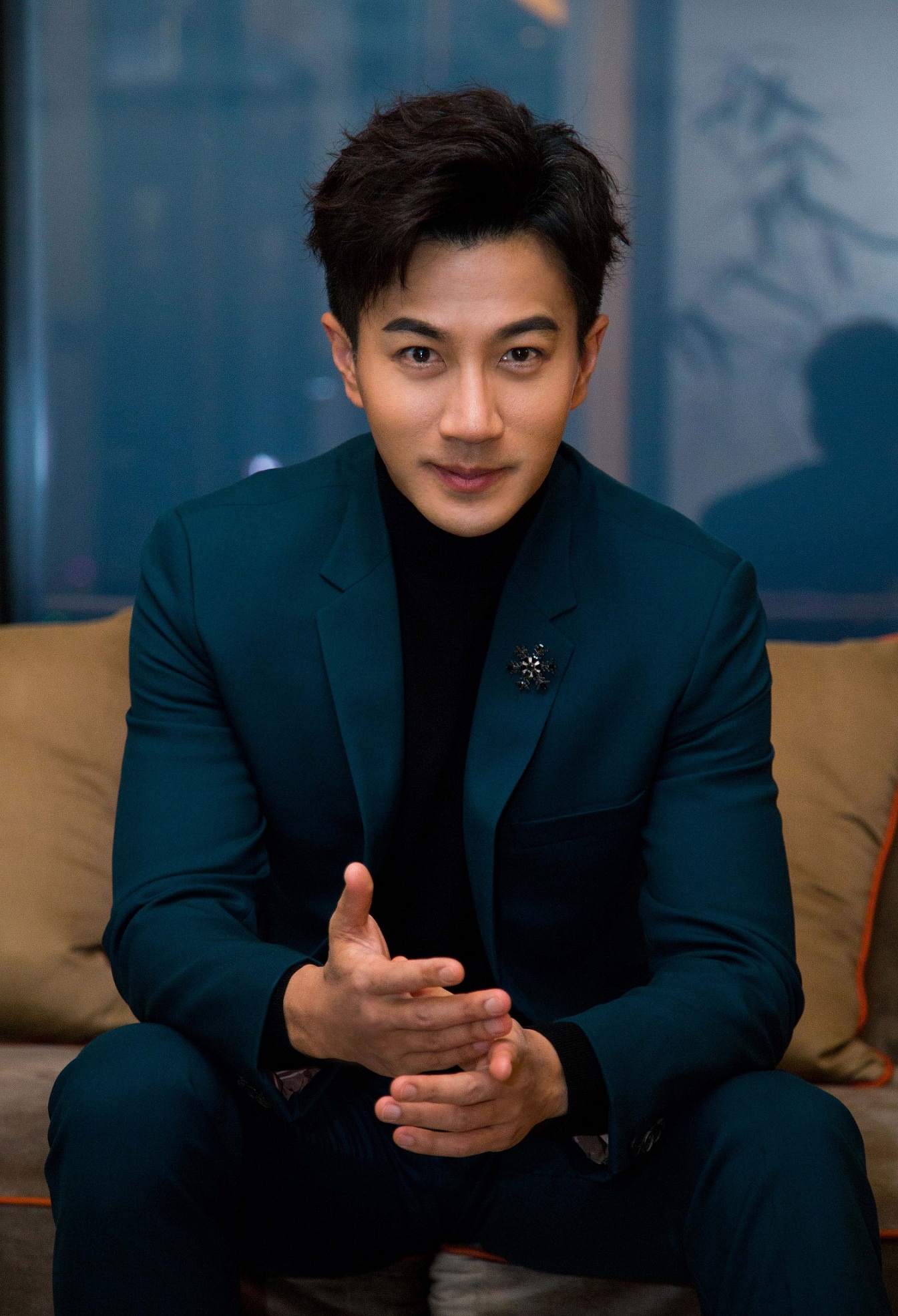 刘恺威获得风尚大赏男演员奖西装亮相沉稳帅气