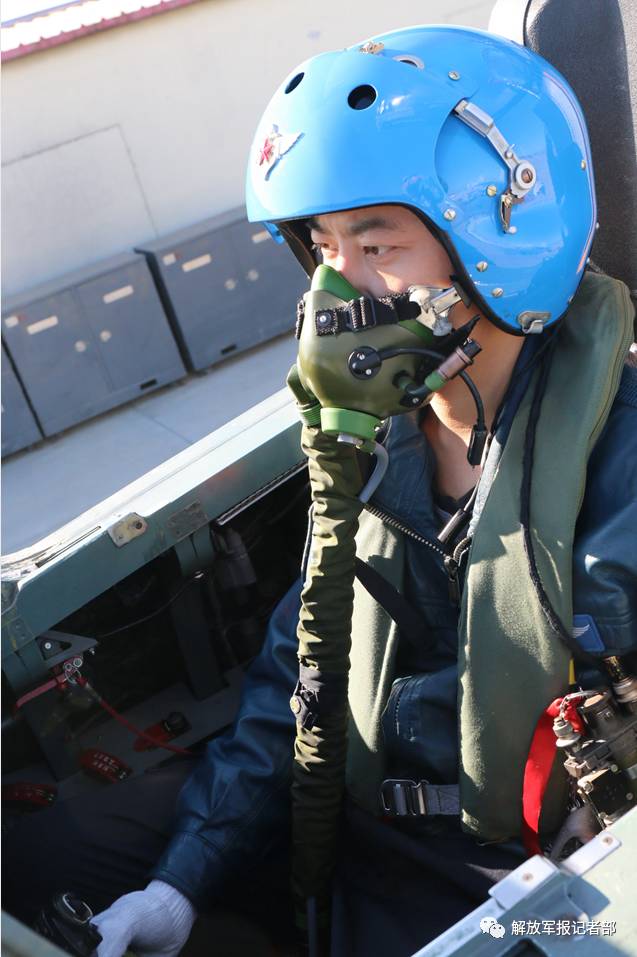 快看帅气的海军新飞行员是如何单飞