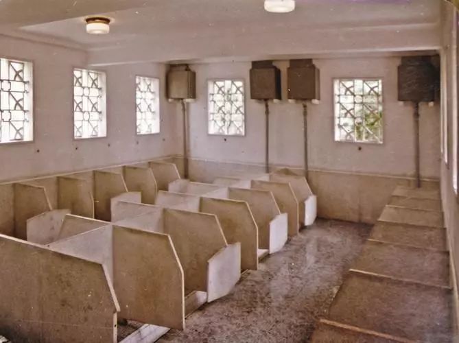 上世纪80年代,淮海中路嵩山路定型公厕的内部