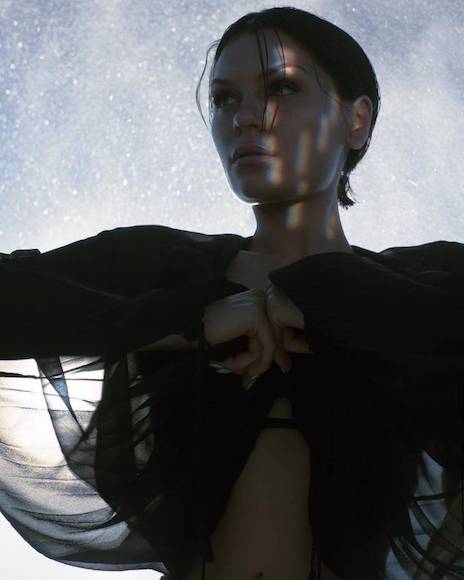 董进)作为英国流行乐坛时下最具代表性的女歌手,jessie j的铁肺,利落