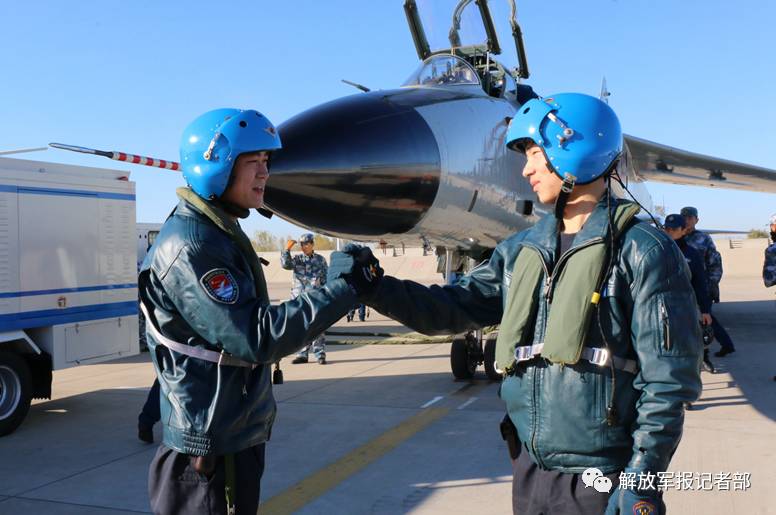 快看帅气的海军新飞行员是如何单飞