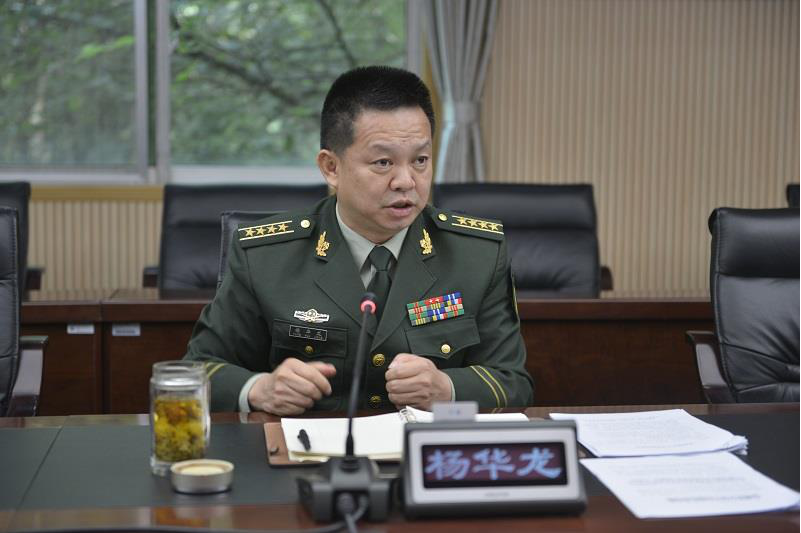 杨华龙同志要求,一要争取荣誉.