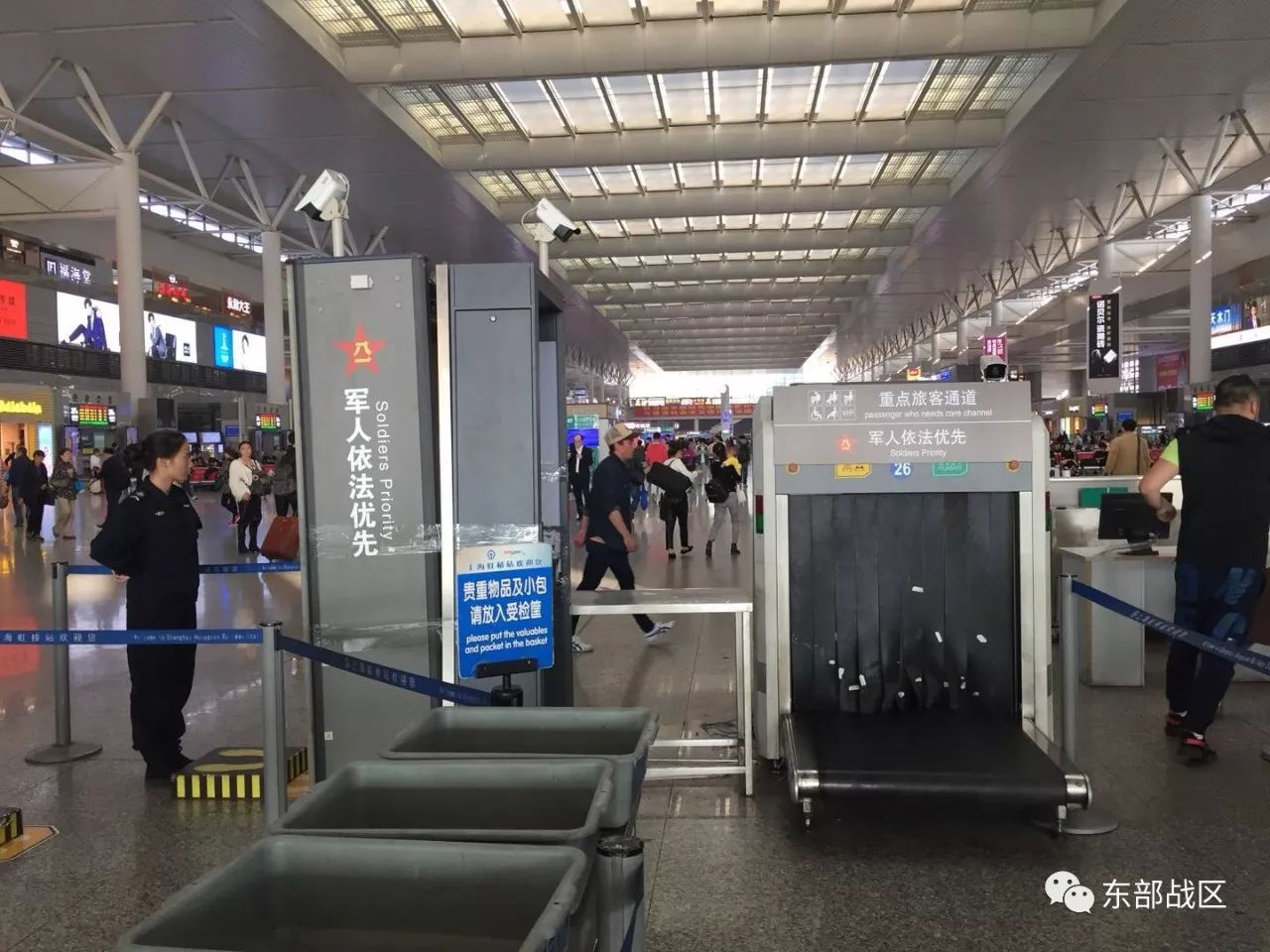 利用验票闸机口的商务座,重点旅客通道为军人优先放行,通过指示牌和