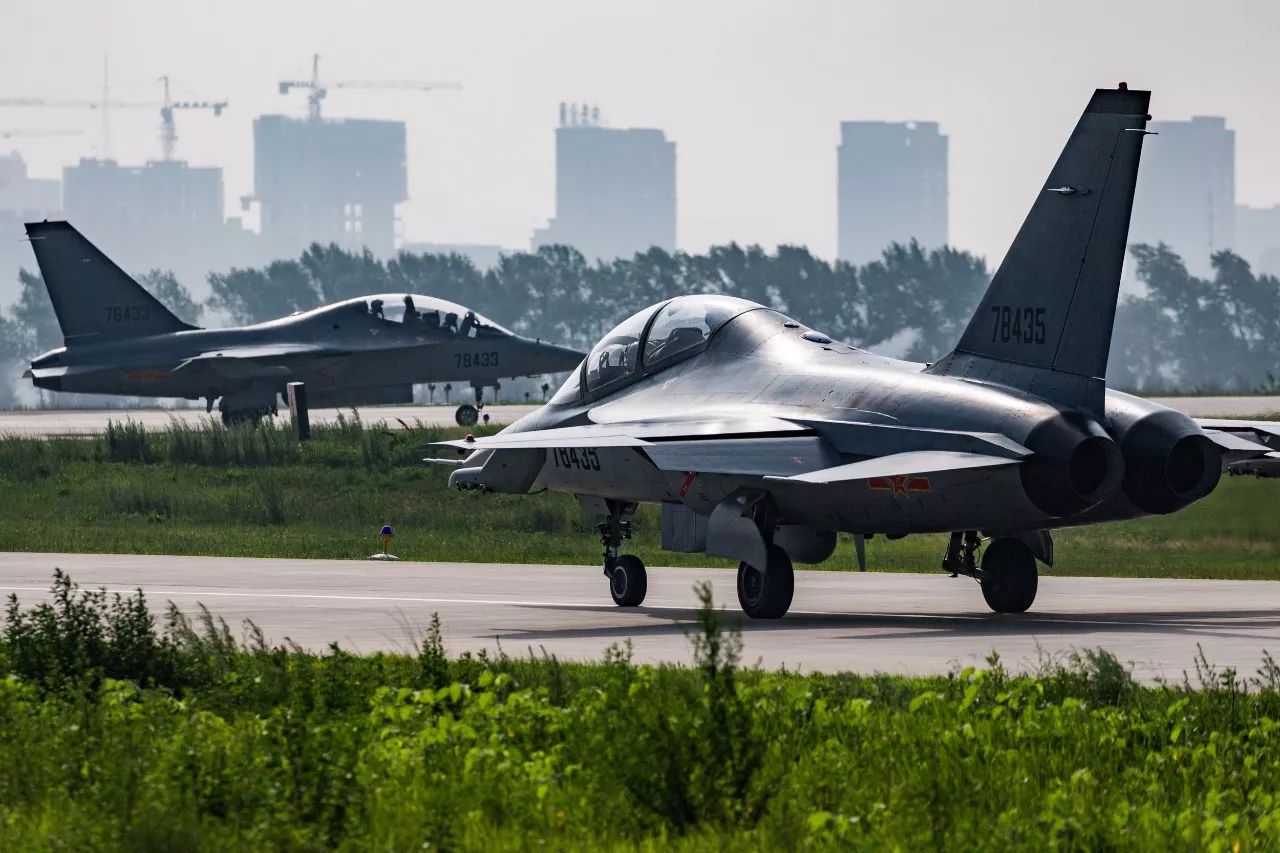 中国空军教-8强击机.杨盼 摄