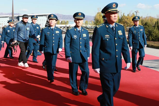 缅怀英烈强军筑梦人民空军向英雄纪念墙敬献花篮仪式在京举行