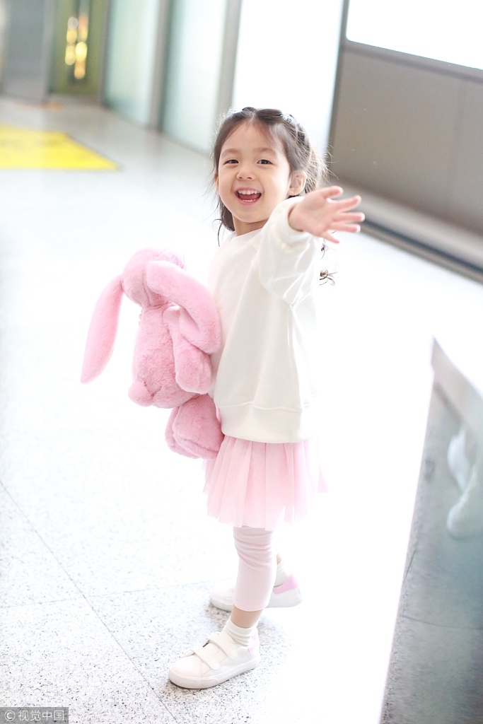 刘畊宏一家三口现身 小泡芙粉嫩似洋娃娃