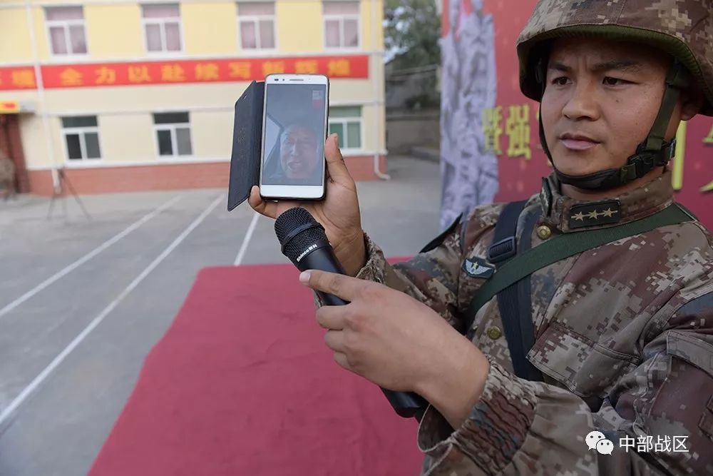 纪念仪式上,远在1300多公里外的"沙家浜"连老兵刘石安通过手机视频